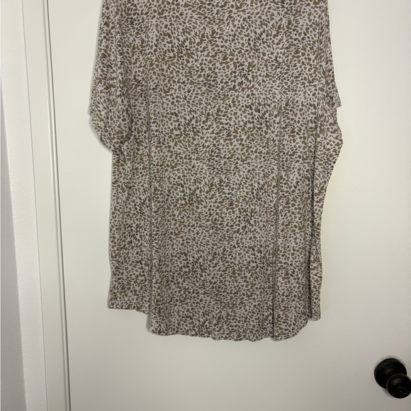 Old Navy Black and White Relaxed Short Sleeve Tee - Picture 2 of 2